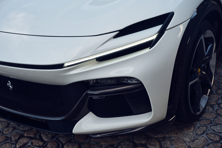 フェラーリ・プロサングエ（ヘッドランプ）