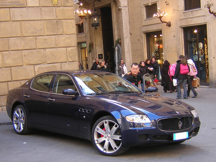 ゲストが乗ってきた5代目「クアトロポルテ」を、ホテルのポーターが駐車しているところ。2007年シエナ旧市街で撮影。