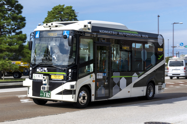 石川県小松市では、2024年3月9日から自動運転バスの実証運航を実施。縁石との接触などはあったものの、2026年9月現在も運航を続けている。
