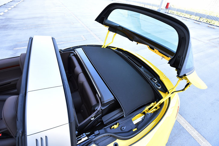 
	格納された状態のルーフ。マグネシウムの骨格にファブリックを巻いた構造となっている。
	