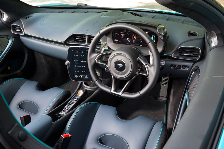 マクラーレンらしく飾り気を一切排除したコックピットは、まさにドライバーの仕事場の趣。ステアリングホイールはリムが細く、スポークにスイッチがひとつもない。