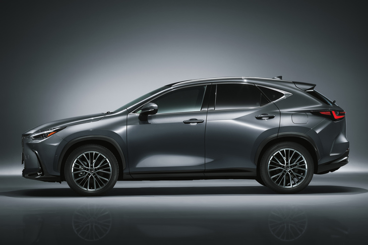 充実した装備が特徴の「バージョンL」。各種快適装備に加え、20インチホイールや、3眼のフルLEDヘッドランプ（他のグレードでは基本的にオプション扱い）なども特徴だ。