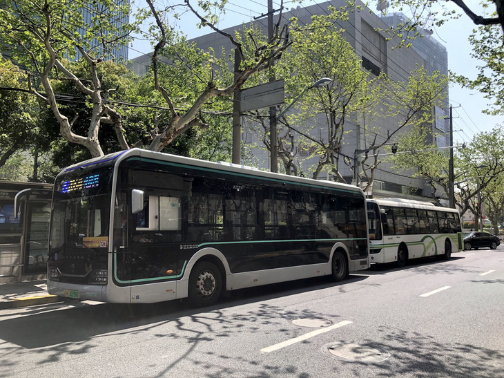 宇通製の新型電動バス（写真左）と、従来型バス（同右）。