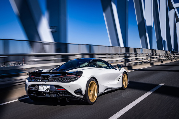 0-100km/h加速2.8秒、最高速332km/hというパフォーマンスを誇る「750S」。ギアレシオの最適化とキックダウン制御の変更により、同一ギアでの中間加速は「720S」よりも向上しているという。