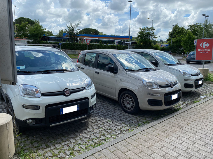 発表から11年が経過した今日でも、「パンダ」はイタリア国内新車登録で首位を快走中。スーパーマーケットの駐車場では、このようなパンダ3台かぶりも。2020年、シエナで撮影。