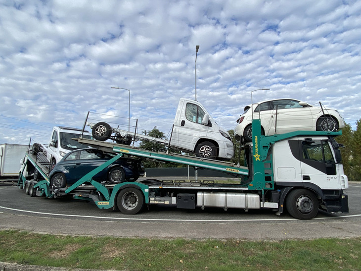 明らかにキャンピングカー架装業者へと向かうと思われる「ドゥカート」。「フィアット500e」との混載だ。2021年10月にシエナで撮影。