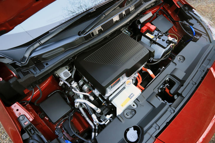 モーターやパワーコントロールユニットなどが搭載されたエンジン（？）ルーム。「EM57」モーター自体は標準車と同じだが、バッテリーの大容量化により最高出力が218ps（＋68ps）、最大トルクが340Nm（＋20Nm）にアップしている。