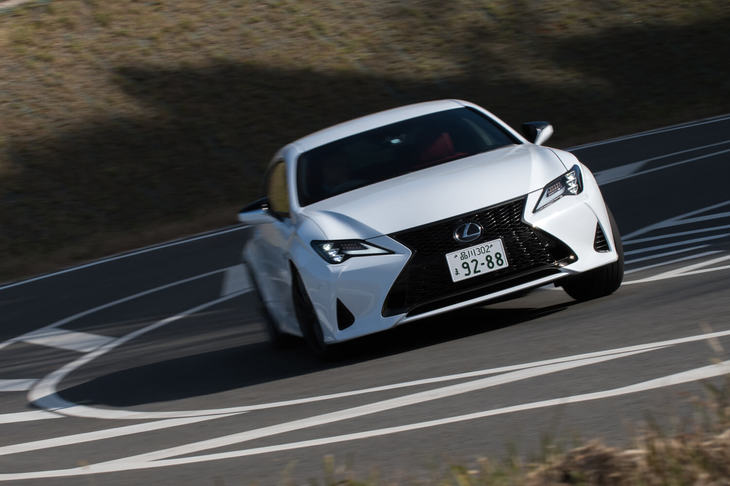 340kmあまりを走行した今回のテストでは、46.6リッターのハイオクガソリンを消費し、満タン法で7.4km/リッターの燃費を記録した。JC08モードの燃費値は10.2km/リッター。