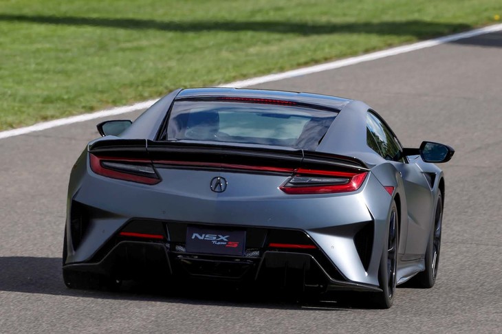 「NSXタイプS」では、エンジンと電動ユニット、トランスミッションを合わせたパワートレイン全体に改良が施され、動力性能の向上が図られた。