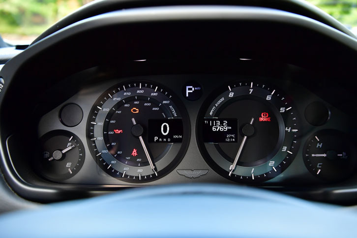 左側が速度計（右回り）で、右側がエンジン回転計（左回り）。速度計には360km/hまで刻まれている。