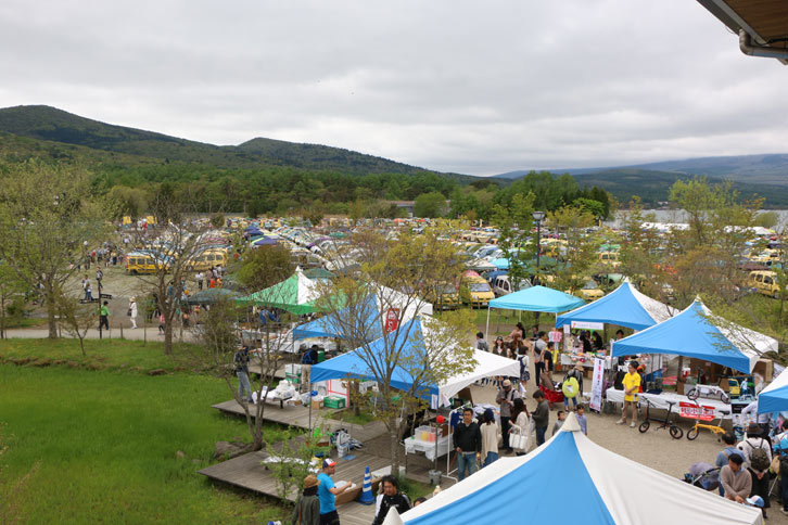 奥に見えるクルマたちは、なんと全部が「カングー」！ 今年は昨年超えとなる1243台のカングーが集結。このほかにもさまざまなルノー車たちが駐車場をにぎわせていた。