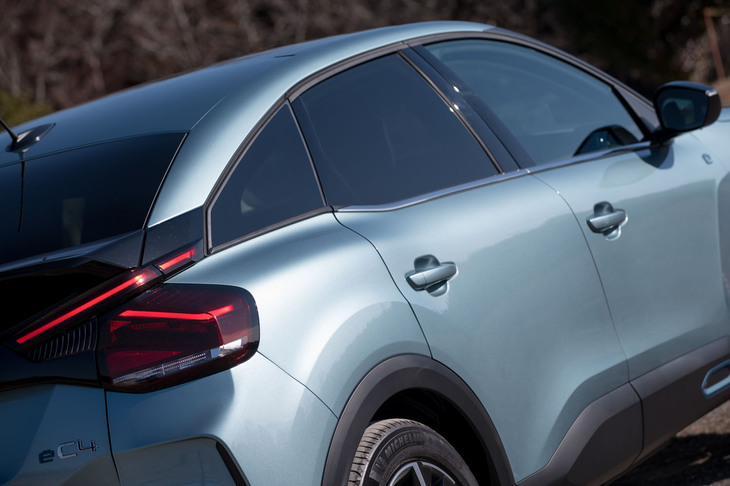 往年の「GS」や「CX」を思い出させる6ライトのサイドウィンドウ。「E-C4」には懐かしのシトロエン車を思わせるディテールが随所に取り入れられている。