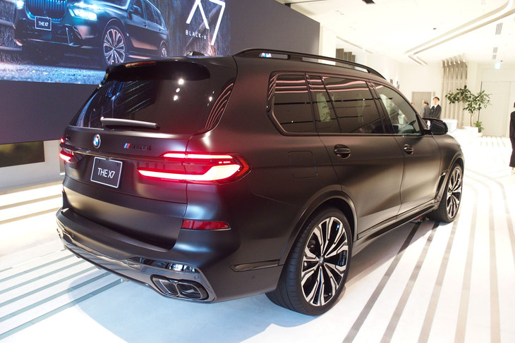 BMW X7ブラックアルファ（リアビュー）