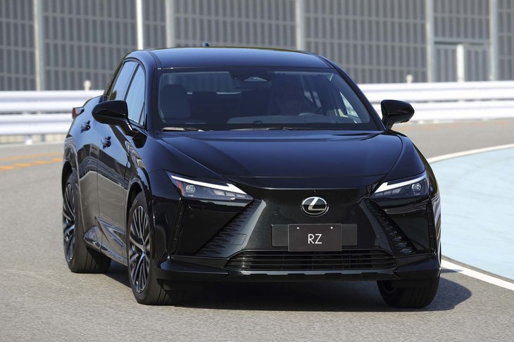 フロントに最高出力204PS、リアに109PSの駆動用モーターを搭載。駆動方式は「DIRECT4」と名づけられた4WDのみとなる。