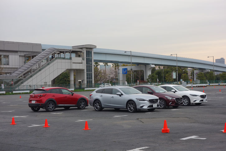 駐車場などでの後退時に、横から近づく車両を検知するリア・クロス・トラフィック・アラート体験。車両を検知すると、警告音と、バックモニター内の表示でドライバーに知らせる。
