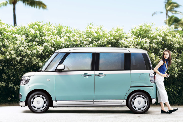 現在、ダイハツがラインナップしているもう1台の“オシャレ軽”こと「ムーヴ キャンバス」。「ミラ トコット」とはテイストが違うが、しっかりと突き出たボンネットに立ち気味のAピラー、後端まで水平基調のショルダーラインなど、クラシックでクルマらしいデザインをしている。