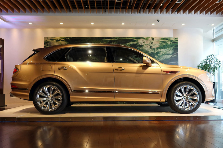 ベントレー・ベンテイガEWBアズール ファーストエディション