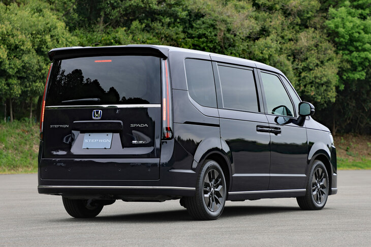 デザインでは、とにかく車体が大きく見えることを意識したという。写真は新型「ステップワゴン スパーダ」のリアビュー。（写真：荒川正幸）