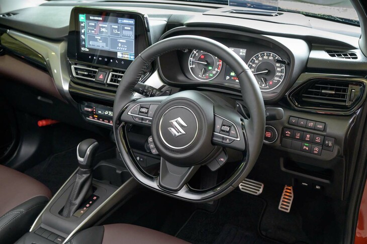 「フロンクス」のインストゥルメントパネルまわり。同車は当初から日本導入を想定して開発されたモデルで、各所に日本のマーケットを意図した設計が盛り込まれている。