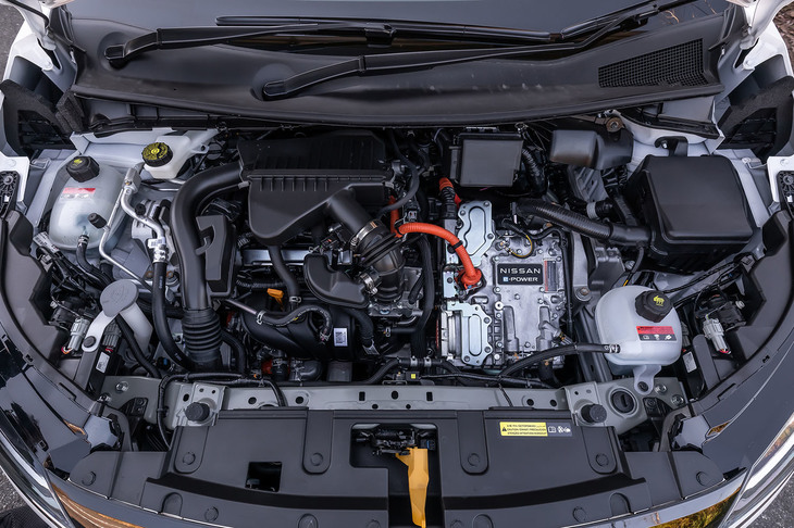 パワーユニットは、ベースとなる「ノート」の4WD車と共通。フロントのモーターが最高出力116PSと最大トルク280N・mを、リアのモーターが同68PSと同100N・mを発生する。