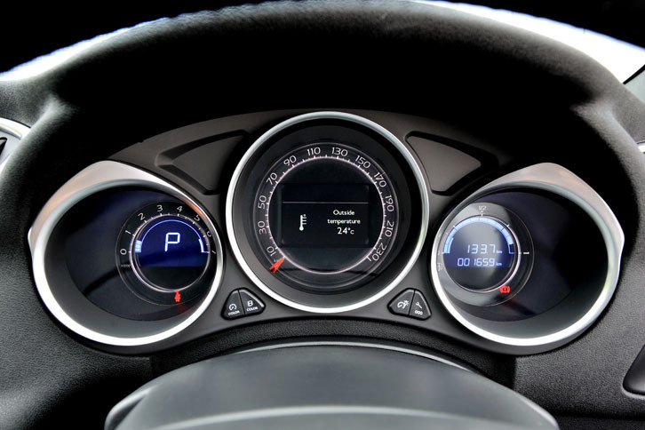 メーターは3眼式。左からタコメーター、スピードメーター、燃料計。リングにクロムの装飾が施されている。