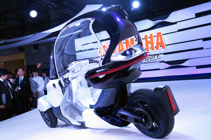 ガラスエリアの広いユニークなキャビンが特徴となっている。