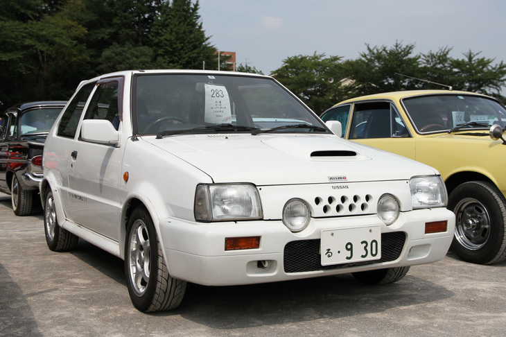 1990年「日産マーチ スーパーターボ」。初代マーチの1リッターエンジンを930ccに縮小（過給係数1.7をかけて1600cc以下におさめるため）、スーパーチャージャーとターボチャージャーを備えた日本初のツインチャージドユニット搭載車である競技専用車両「マーチR」のロードバージョン。