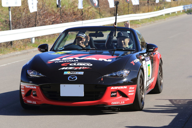 おなじみアドバンカラーをまとう横浜ゴムの「マツダ・ロードスター」。横浜ゴムはロードスターと電気自動車の「AERO-Y」でエントリーしていたが、「どうせならブースに展示していた“グラチャンカー”も走らせてほしかった……」と思った人は、記者だけではないはず。