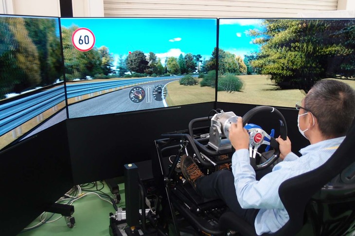 ショーワでは、実際のドライブフィールを評価する手段としてシミュレーターも積極的に活用している。写真はステアリング・サスペンションの協調制御システムを試すためのもの。