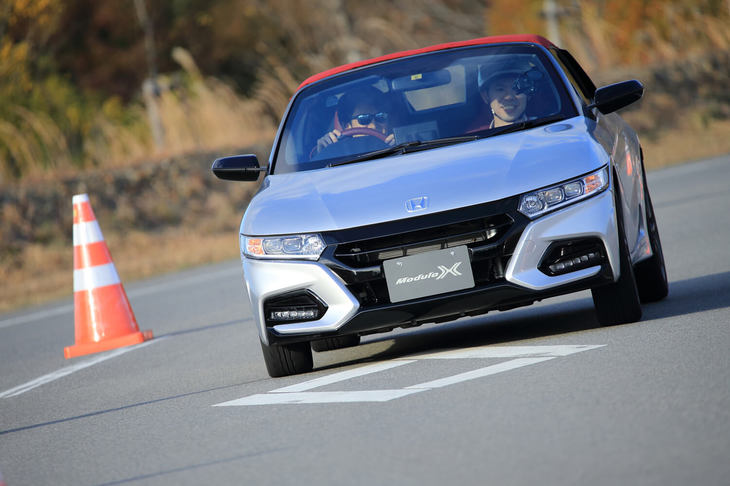 中野信治選手のドライブする「S660モデューロX」。長年のキャリアを感じさせる丁寧なドライビングでマシンを操っていた。