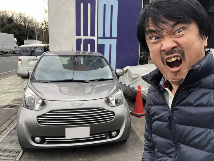 英アストンマーティンの高級コンパクトカー「シグネット」。2011年10月に日本への導入がアナウンスされた。「トヨタiQ」をベースにつくられたアストン史上最小のクルマであるが、内外装の化粧直しでiQの約3倍という当時の価格設定に、実は軽く憤慨したものだった。