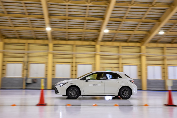 4シーズン経過程度まで劣化させた「アイスガード6 iG60」の走行シーン。20km/hからのフルブレーキでは、新品が5.0～6.0mで停止したのに対し、劣化仕様は5.5～6.5mで停止した。