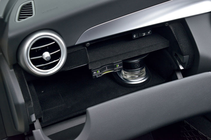 オプション「エアバランスパッケージ」には、車内を香水の香りで満たせるパフュームアトマイザーが含まれる。写真は、付け替え用のカートリッジ。グラブボックス内にセットして使用する。