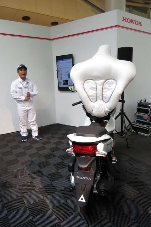 小型スクーターへの装着を想定した新開発の二輪車用エアバッグ。ユニークな形状は、さまざまな状態での四輪車との接触から、ライダーを守るために考案されたものだ。