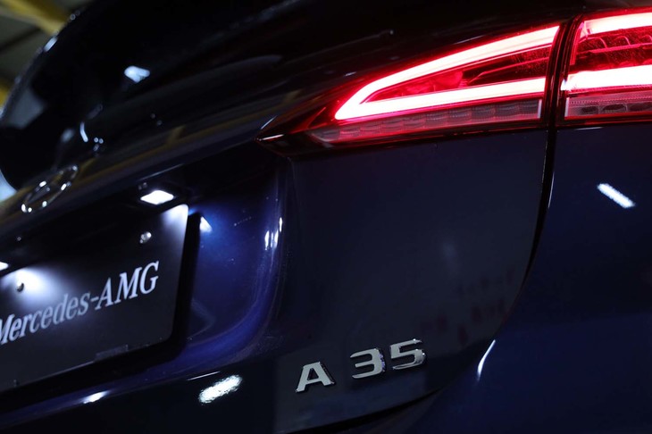 リアゲート左下に「AMG」、右下に「A35」のエンブレムが配置される。