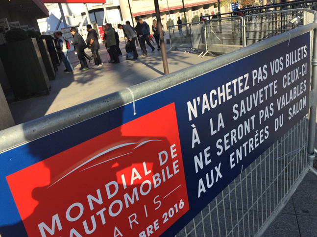 これは、「ダフ屋からチケットを買わないでください。無効になる場合があります」という警告。当のダフ屋は、プレスデーには立っていたものの、一般公開日になると、なぜか姿を消していた。