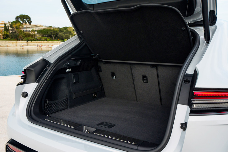 ラゲッジルームの容量は5人乗車時で540リッター。後席は4：2：4の3分割可倒式で、それを畳めば最大で1348リッターの積載空間が得られる。