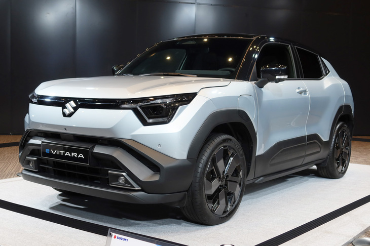 コンパクトSUVタイプのBEV「eビターラ」。2025年春にインドのグジャラートで生産が開始され、同年夏ごろに発売される予定だ。