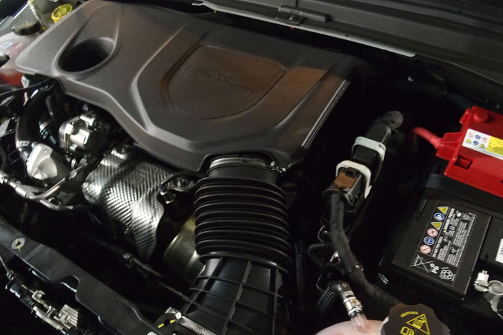 「トナーレ」のパワートレインは、最高出力160PSの1.5リッター直4直噴ターボエンジンと同20PSの48Vモーターを内蔵した7段DCT、ベルトスタータージェネレーター、リチウムイオンバッテリーなどで構成される。