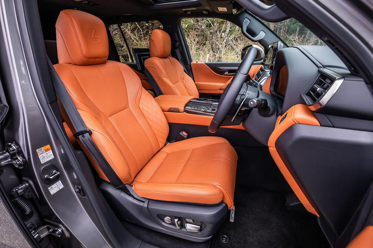 程よい包まれ感が得られる前席の居住空間。エアコンとの連動制御により、エンジン始動時などに出力がMaxとなるエクストラハイモード付きのシートベンチレーションが標準で装備される。