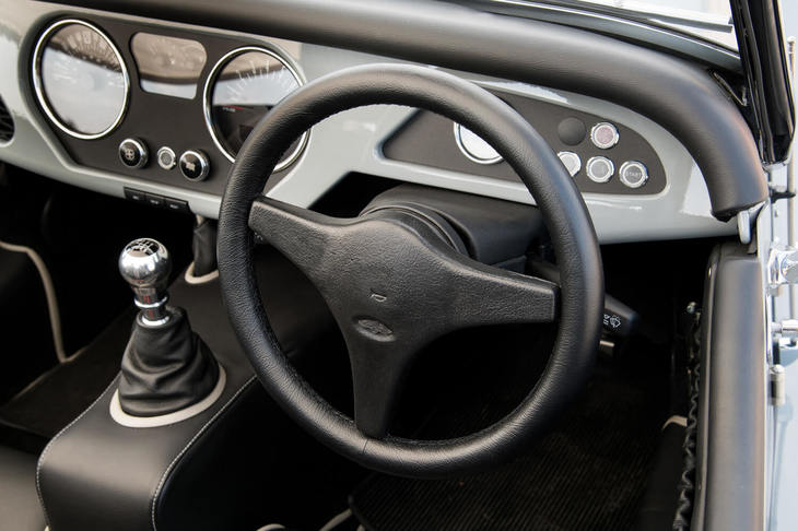 パワーステアリングが装備されるのは「ロードスター」のみ。「4/4」や「プラス4」にはオプションでも用意されていない。