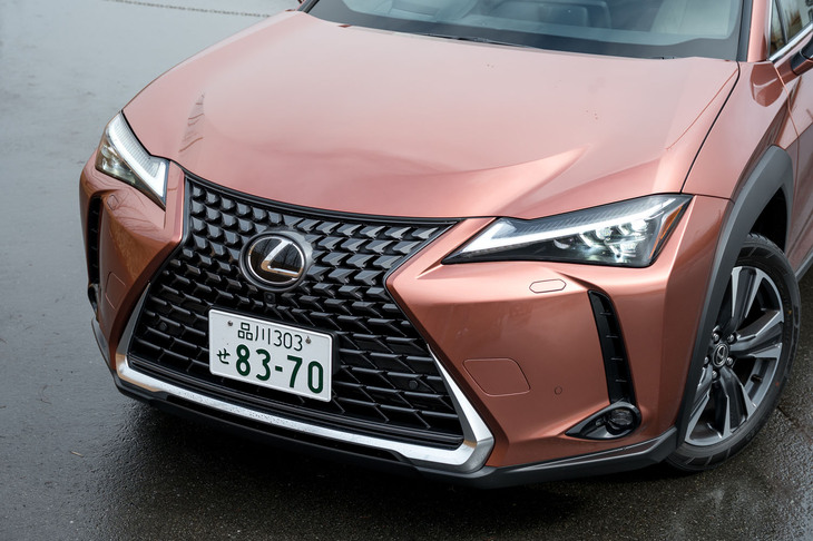 「UX300h」ではバッジが変わったが、今回の改良では外観デザインの変更点はひとつもない。見た目では判断がつきづらい最新モデルだ。