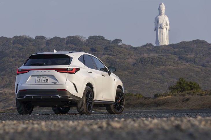 ラインナップ中、上から2番目の最高出力を生み出すパワートレインを搭載しながら、下から2番目に安価な「レクサスNX350“Fスポーツ”」。車両本体価格は599万円。