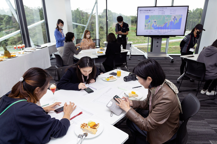 「タイカン」の充電は、公共の急速充電器：30分で100km、ポルシェの急速充電：20分で200km、ポルシェの普通充電：1時間で32kmと想定。早速ポルシェのチャージングマップとGoogleマップを駆使して距離と時間、充電時間を計算しながらプランを考えるのですがこれがなかなか難しい。私たちは各地にある最も充電効率のいいポルシェの急速充電スポットに立ち寄りつつ、静岡の漁港で富士山を眺めながらランチ、京都で甘味を食べ神社巡りをするのんびり気ままな旅プランを考えました。