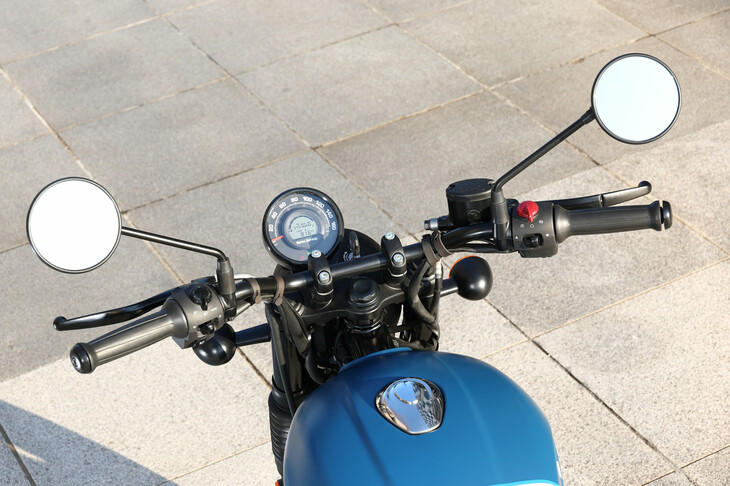 ハンドルやペダル類のレイアウトは、“天神乗り”にも過度な前傾姿勢にもならない、スタンダードなネイキッドモデルとして標準的なもの。機能が簡素なだけに、左右のスイッチボックスも至ってシンプルだ。