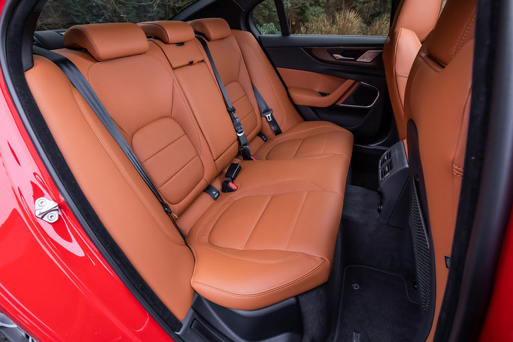 40：20：40分割可倒式のリアシートは、ヒーターやセンターアームレストなどとセットなるオプションアイテム。ジャガーのラインナップではコンパクトクラスと呼ばれる「XE」だが、後席の広さは申し分ないと感じた。