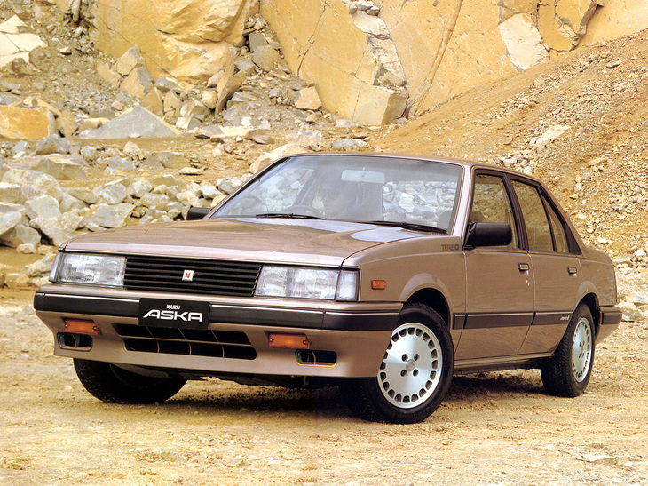 1983年のデビュー当初は「フローリアン」の後継として「フローリアン アスカ」と名乗っていた「いすゞ・アスカ」。4ドアセダンボディーに1.8／2リッター直4 SOHCや2リッター直4 SOHCディーゼルなどのパワーユニットを積んでいた。