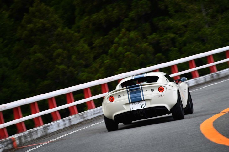 フロントのブレーキキャリパーはAPレーシング製。リアはブレンボ製のものが組み合わされる。