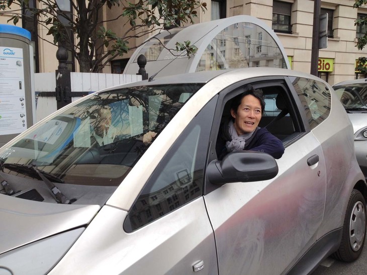 「ブルーカー」の一部始終を眺めてきた筆者である。2012年5月にパリで。