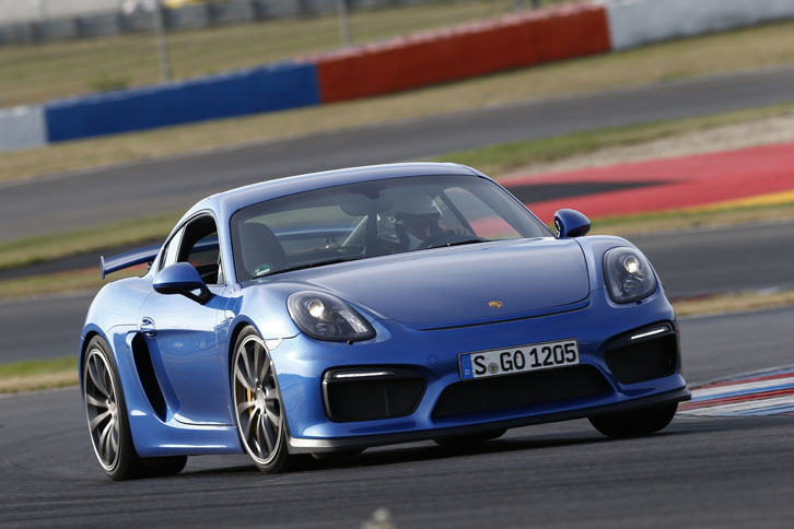 ラウジッツ・サーキットを行く「ケイマンGT4」のノーマル仕様。